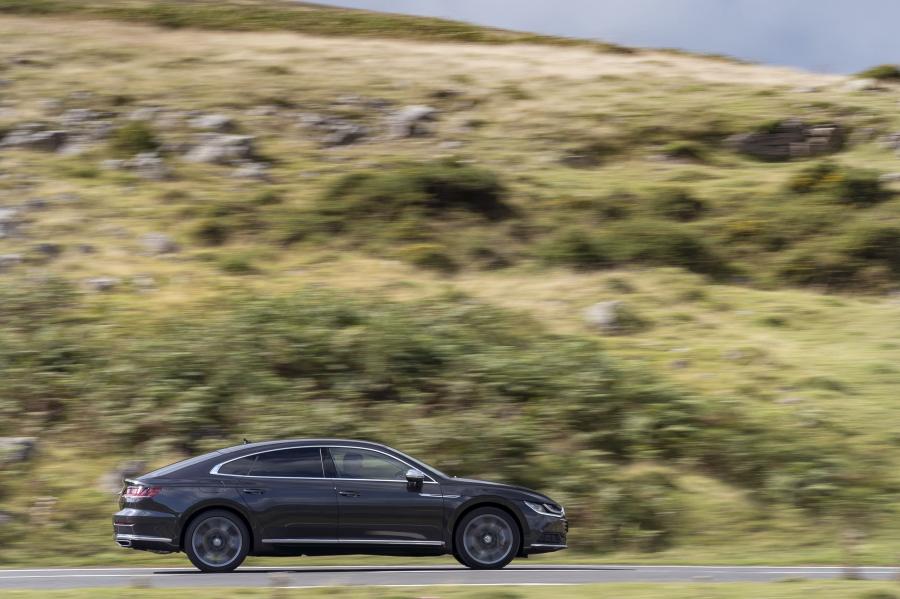  Volkswagen Arteon 4Motion Elegance 2017 года  (UK) (фото 11 из 41)